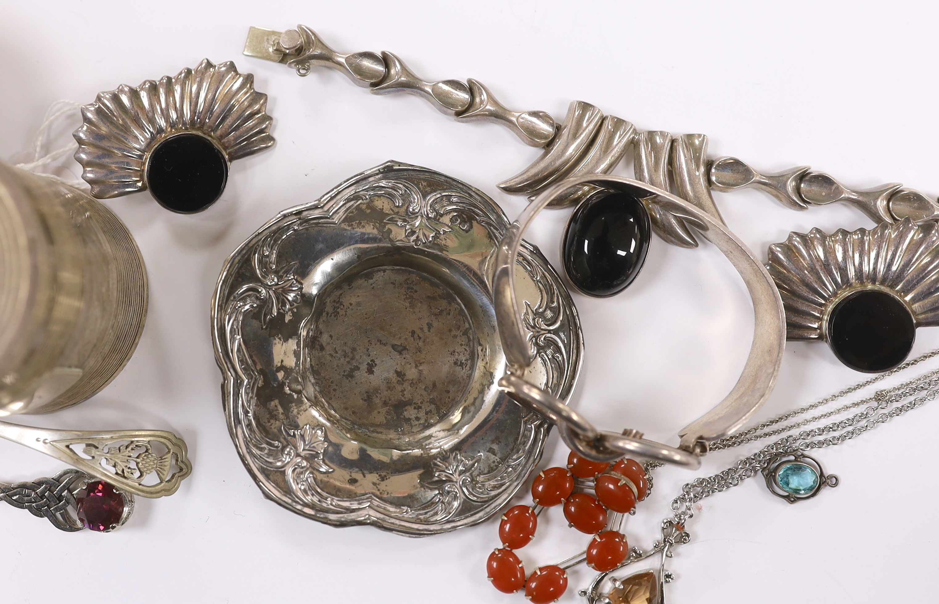 A small group of sterling or white metal jewellery, including a sterling bangle, together with a George III reeded silver mustard pot, London, 1802, silver vesta case and a silver ladle.